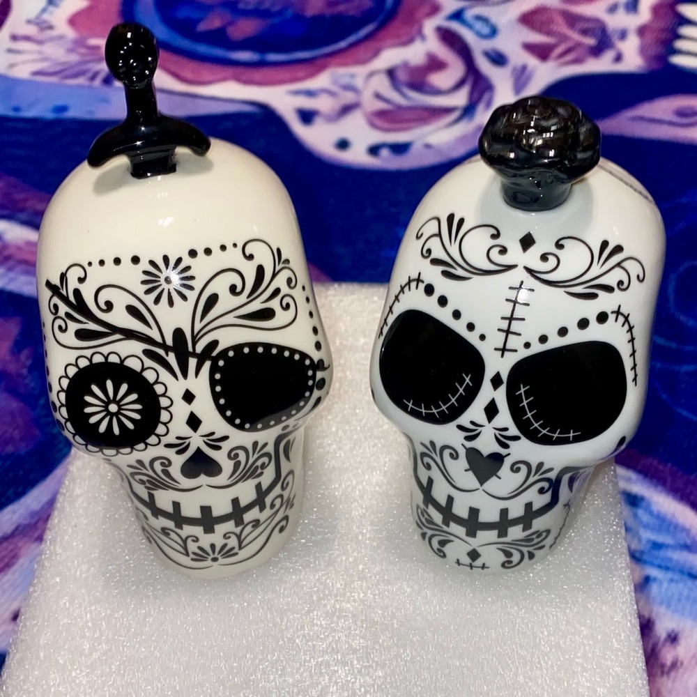 NEW SUGAR SKULL DAY OF DEAD SPICE SALT PEPPER CERAMIC JARS SHAKER SET OF 2 large